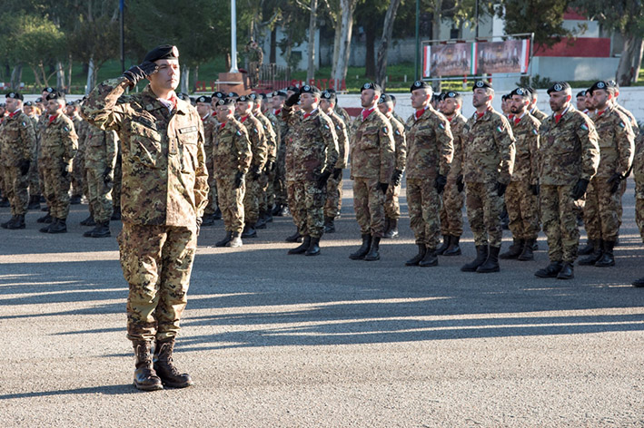 28.01.2016 Sassari, caserma ''Gonzaga'' - Il Colonnello Luigi Dore rende gli onori ai Caduti
