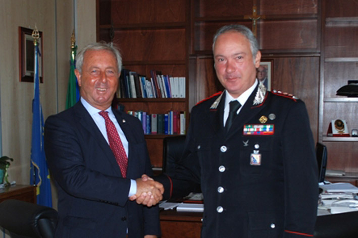 QuestoreCarabinieriSaluto