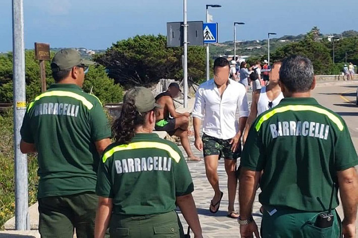 SpiaggiaPelosabarracelliinservizio
